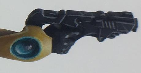 La mano que empuña la pistola es la mano de un próximo lanzamiento (Infinity)