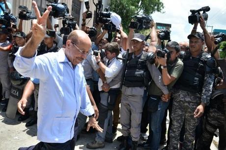 Temo, Rúa y otros sonreían cuando los trasladaban a Najayo.