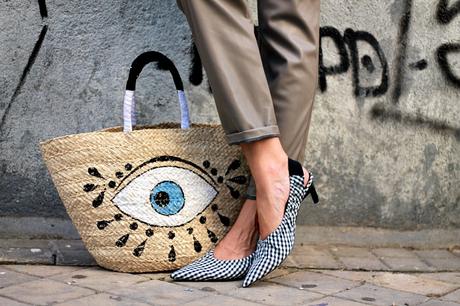 top volante amarillo off the shoulder pantalones talle alto y mules vichy