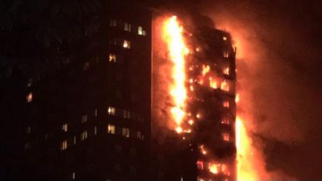 VIDEO: Arde edificio de departamentos en Londres VIDEO: Arde edificio de departamentos en Londres