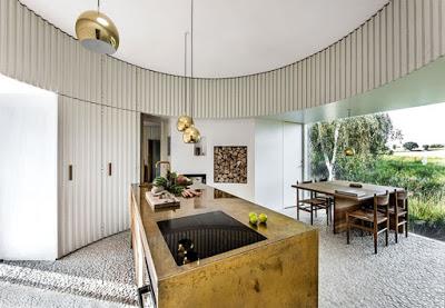 Casa de Verano con Materiales Rusticos y Naturales