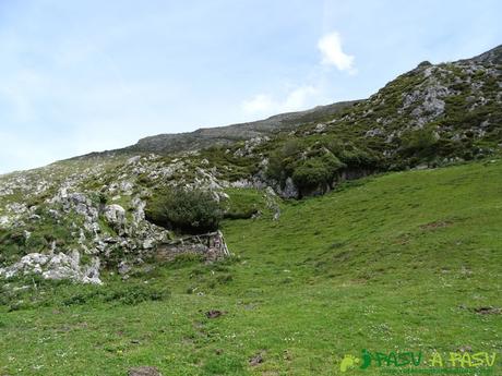 Ruta al Pierzu desde Priesca: Cabaña en la ladera