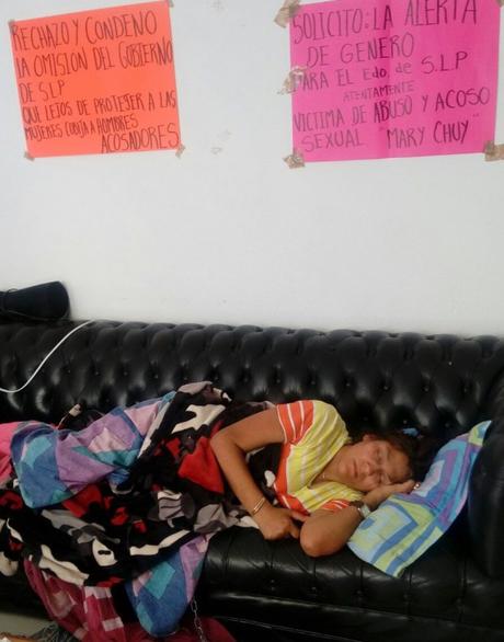 Enferma Mary Chuy, continúa encadenada en Oficialía Mayor