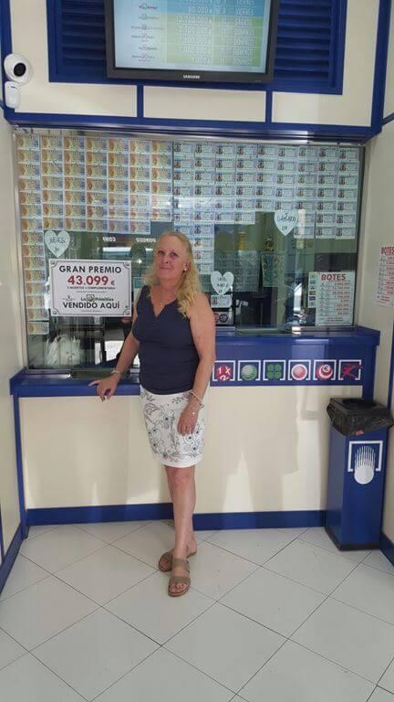 La administración de loterías de la Gata Blanca reparte suerte de nuevo en Montequinto.