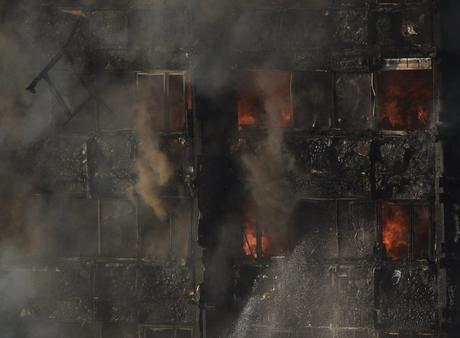 Al menos doce muertos en el incendio de edificio en Londres