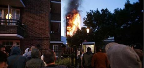 Al menos doce muertos en el incendio de edificio en Londres