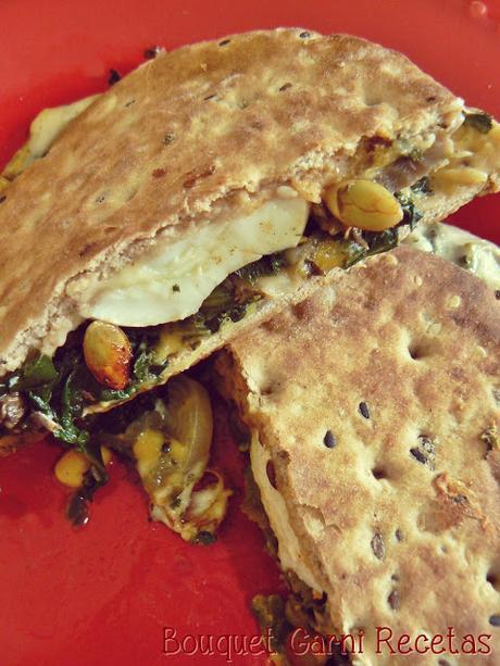 Sándwich gratinado de acelga, hongos y huevo