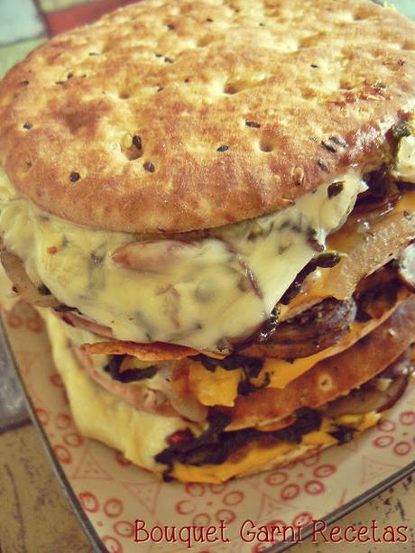 Sándwich gratinado de acelga, hongos y huevo