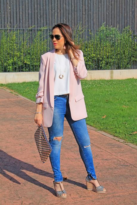 Un look con maxi blazer rosa -
