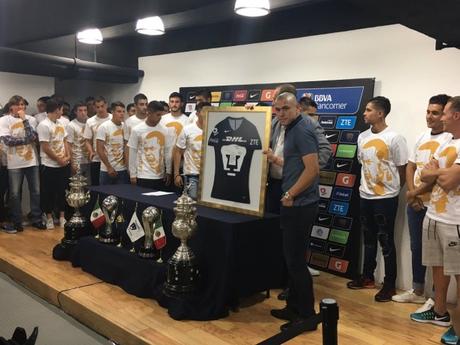 Pumas da emotiva despedida  a Darío Verón