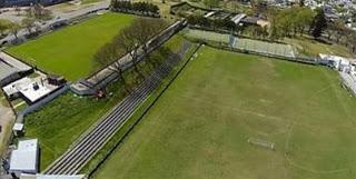 Dos canchas, un par de árboles, un clásico