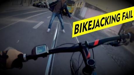 Increíble vídeo de un robo frustrado afuera de una academia de policía