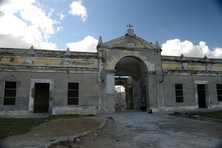 En Cuba un cementerio asiste a su propio entierro