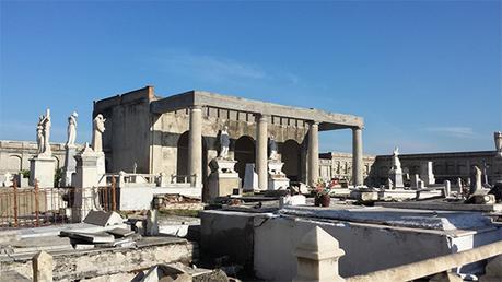 En Cuba un cementerio asiste a su propio entierro