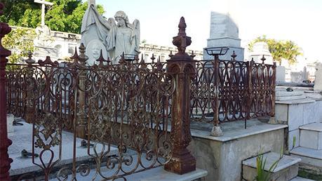 En Cuba un cementerio asiste a su propio entierro