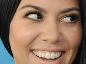 este diminuto bikini blanco Kourtney Kardashian mostró todo