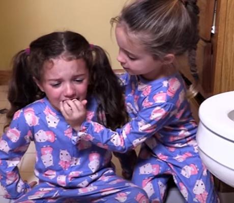 niña en pijama obligando a otra a comer excremento de un retrete
