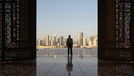 Un hombre en la mezquita Imam Muhammad ibn Abd al-Wahhab en Doha, Catar, el 9 de junio de 2017. Foto: Naseem Zeitoon/ Reuters.