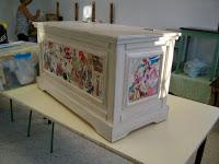 Como reciclar un mueble de madera con decapado y decoupage. Reciclar muebles