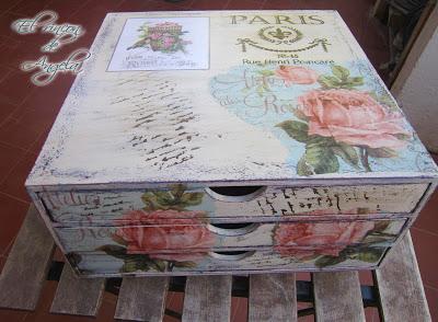 Como reciclar un mueble de madera con decapado y decoupage. Reciclar muebles