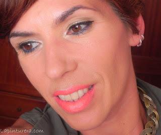 Look verde militar y coral con Claudia Rovelli