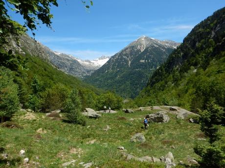 Del embalse de Baserca o de Senet al ibón grande de Angliós