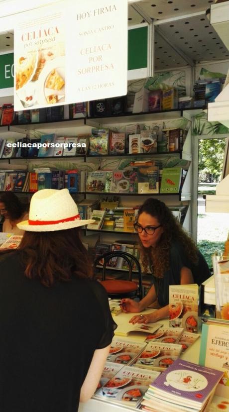 FIRMANDO “CELÍACA POR SORPRESA” EN LA FERIA DEL LIBRO 2017 DE MADRID