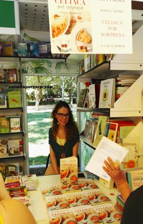 FIRMANDO “CELÍACA POR SORPRESA” EN LA FERIA DEL LIBRO 2017 DE MADRID