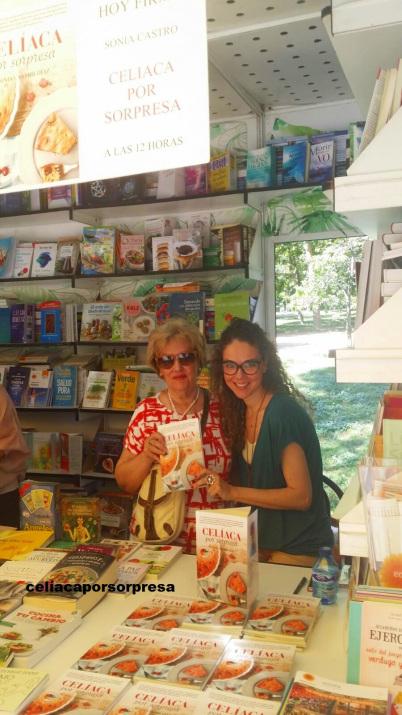 FIRMANDO “CELÍACA POR SORPRESA” EN LA FERIA DEL LIBRO 2017 DE MADRID