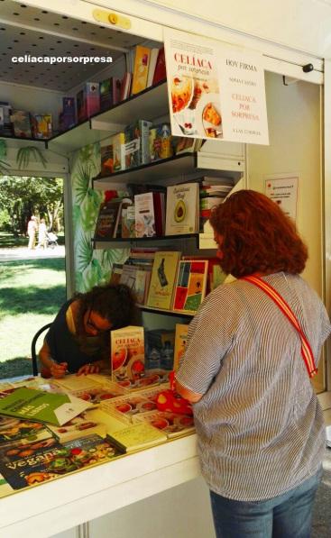 FIRMANDO “CELÍACA POR SORPRESA” EN LA FERIA DEL LIBRO 2017 DE MADRID