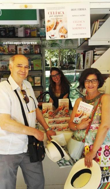 FIRMANDO “CELÍACA POR SORPRESA” EN LA FERIA DEL LIBRO 2017 DE MADRID