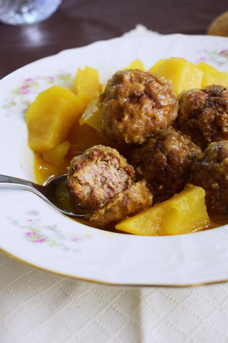 Estofado de albóndigas con patatas (paso a paso).