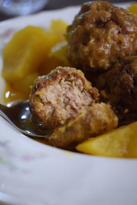 Estofado de albóndigas con patatas (paso a paso).