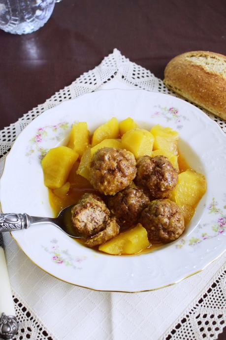 Estofado de albóndigas con patatas (paso a paso).