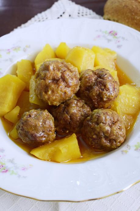 Estofado de albóndigas con patatas (paso a paso).