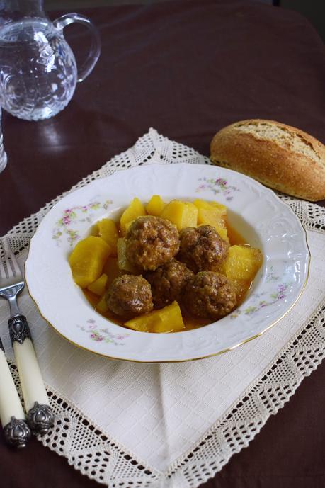 Estofado de albóndigas con patatas (paso a paso).