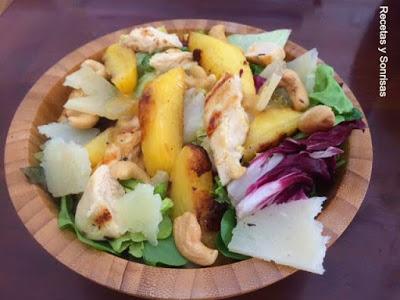 ENSALADA DE MELOCOTÓN , POLLO Y ANACARDOS