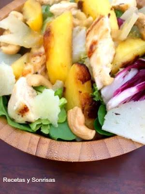 ENSALADA DE MELOCOTÓN , POLLO Y ANACARDOS