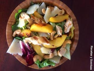 ENSALADA DE MELOCOTÓN , POLLO Y ANACARDOS