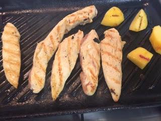 ENSALADA DE MELOCOTÓN , POLLO Y ANACARDOS