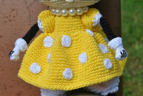 MINNIE DE GANCHILLO CON VESTIDO AMARILLO