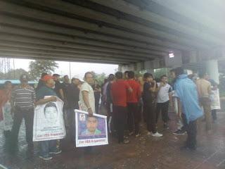 EL HOSTIGAMIENTO Y LA PERSECUCIÓN A LOS PADRES DE FAMILIA DE LOS 43 CONTINÚAN