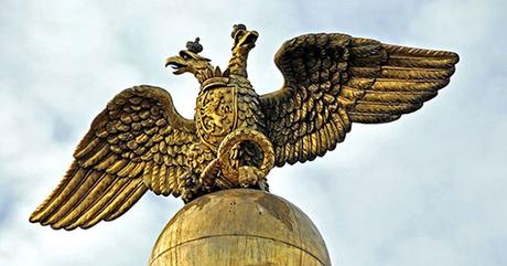 estatua de oro de águila de dos cabezas