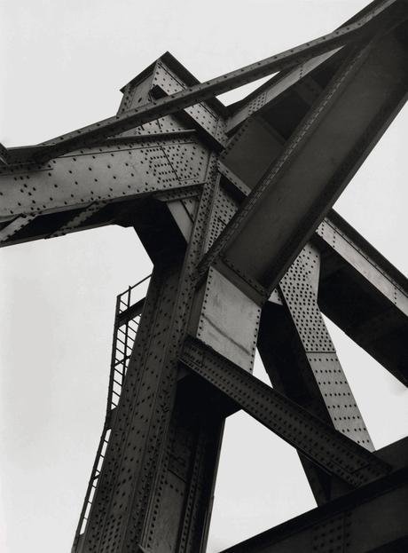 Albert Renger-Patzsch Un nodo del puente de celosía de Duisburgo-Hochfeld [Ein Knotenpunkt der Fachwerkbrücke Duisburg-Hochfeld], 1928 Copia de época sobre gelatina de plata 22,7 × 16,7 cm Albert Renger-Patzsch Archiv / Stiftung Ann und Jürgen Wilde, Pinakothek der Moderne, Múnich. N.º INV. AJW 883
