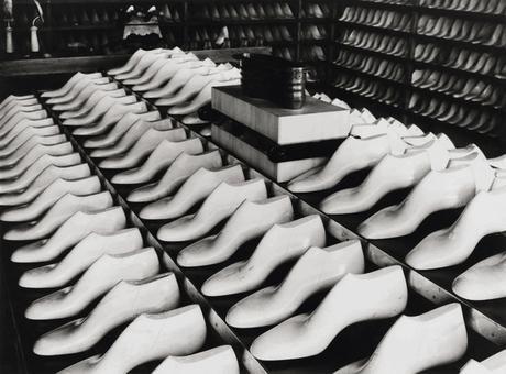 Albert Renger-Patzsch Hormas en la fábrica Fagus, Alfeld [Schuhleisten im Faguswerk Alfeld], 1928 Copia de época sobre gelatina de plata 16,9 × 22,8 cm Albert Renger-Patzsch Archiv / Stiftung Ann und Jürgen Wilde, Pinakothek der Moderne, Múnich. N.º INV. AJW 513