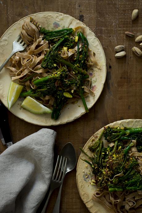 PASTA FRESCA DE ESPELTA CON BIMI Y PISTACHOS