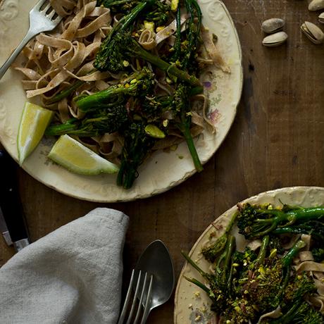 PASTA FRESCA DE ESPELTA CON BIMI Y PISTACHOS