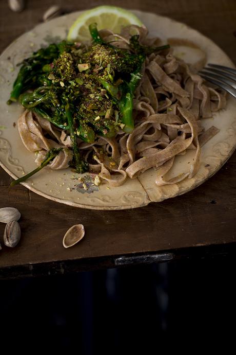 PASTA FRESCA DE ESPELTA CON BIMI Y PISTACHOS