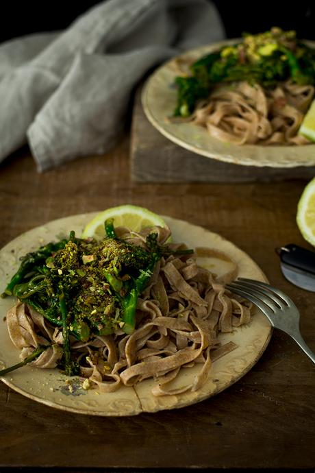 PASTA FRESCA DE ESPELTA CON BIMI Y PISTACHOS