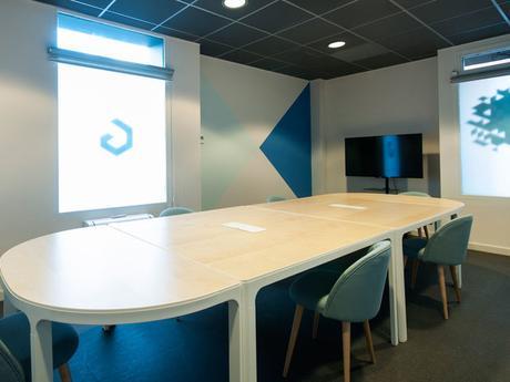 Sala de reuniones azul en plaza de castilla